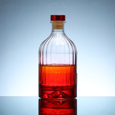Materiale di base Super Flint Glass Bottiglia di whisky 350ml 500ml 700ml 750ml con tappo a sughero