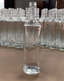 Bottiglie di vetro da 375 ml 500 ml 750 ml 1000 ml di capacità per vodka con tappo GPI a vite