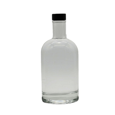 Bottiglia di vodka da 750 ml con consistenza fredda e vetro bianco cristallino
