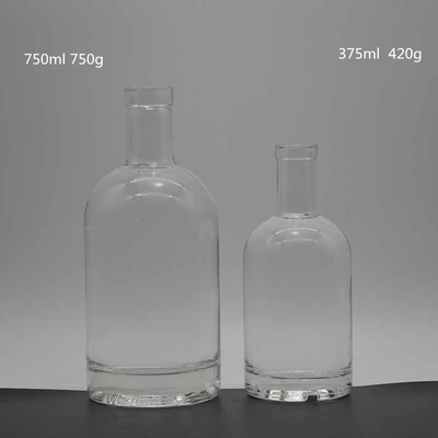 Bottiglia di vodka da 750 ml con consistenza fredda e vetro bianco cristallino