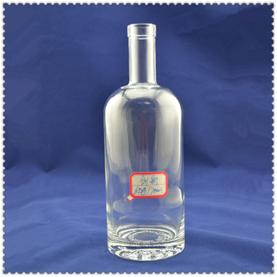 Bottiglia di vodka da 750 ml con consistenza fredda e vetro bianco cristallino