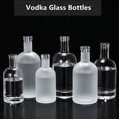 Bottiglia di vodka da 750 ml con consistenza fredda e vetro bianco cristallino