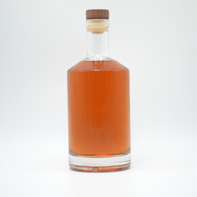 Bottiglia di vodka da 750 ml con consistenza fredda e vetro bianco cristallino