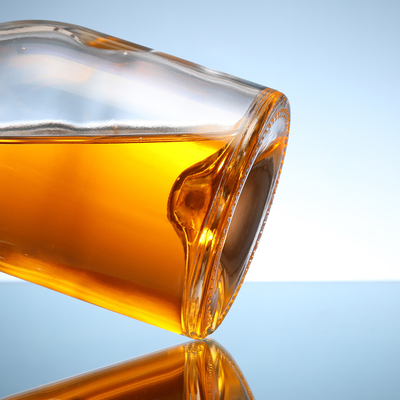 Bottiglia di tequila, gin, whisky e vodka con materiale bianco cristallino