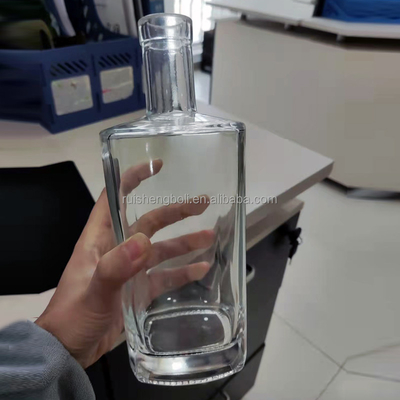 Bottiglia di liquore di vetro vuoto 500ml 750ml Campione libero per OEM/ODM Accettabile