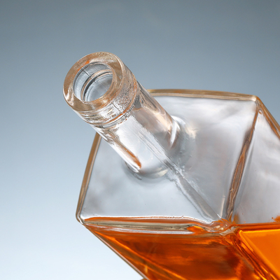 Bottiglia in vetro da 750 ml con tappo e materiale trasparente