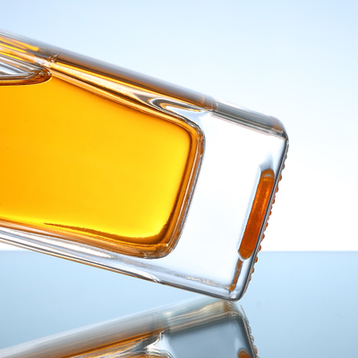 Bottiglia in vetro da 750 ml con tappo e materiale trasparente