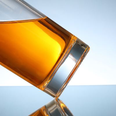 Bottiglia in vetro da 750 ml con tappo e materiale trasparente