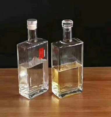 Disegno personalizzato 500ml 750ml Bottiglia di Vodka in vetro quadrato con tappo