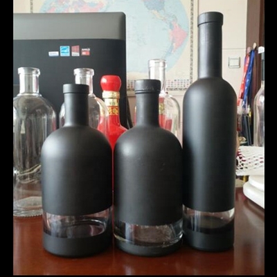 Bottiglia di bevande in vetro Super Flint da 750 ml in nero e bianco opaco con etichetta personalizzata