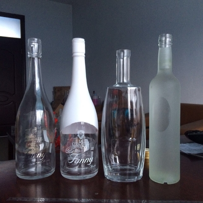 Bottiglia di bevande in vetro Super Flint da 750 ml in nero e bianco opaco con etichetta personalizzata
