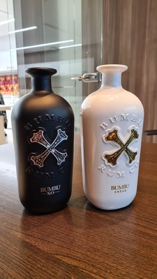 Bottiglia di bevande in vetro Super Flint da 750 ml in nero e bianco opaco con etichetta personalizzata