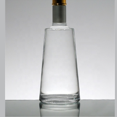 Bottiglia in vetro di whisky quadrato da 700 ml con vetro bianco cristallino e stile in rilievo