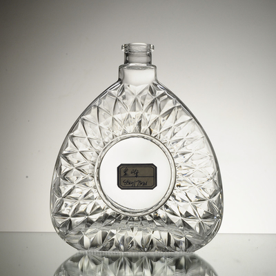 Bottiglia in vetro di whisky quadrato da 700 ml con vetro bianco cristallino e stile in rilievo