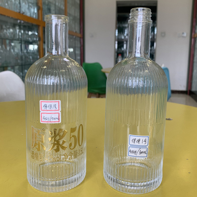 500 ml di materiale Super Flint Bottiglia di vetro bianco chiaro per vodka whisky gin
