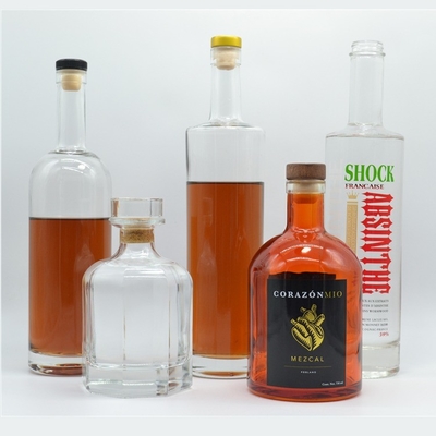Bottiglia di liquore in vetro da 750 ml per bevande industriali con superficie spray colorato e decal