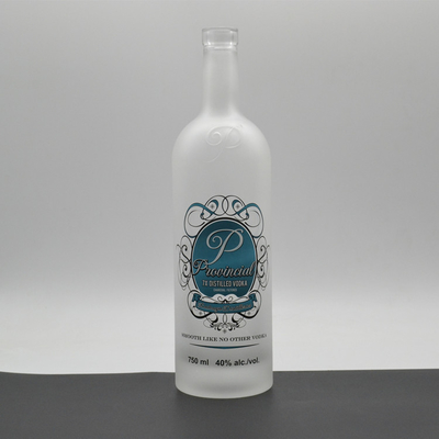 Stampa su schermo a spalla rotonda personalizzata Bottiglia di vetro bianco ghiacciato per 750 ml di vodka alcolica