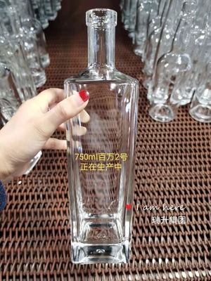 500 ml 700 ml 750 ml bottiglia di vetro quadrata da 1 litro di materiale bianco cristallino per liquori