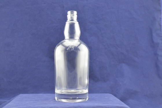 Esemplare gratuito di superficie deccale manipolazione bottiglie di vino di vetro per gin vodka whisky