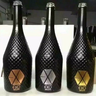Bottiglia in vetro di whisky da 750 ml con superficie deccale e sistema di chiusura a sughero