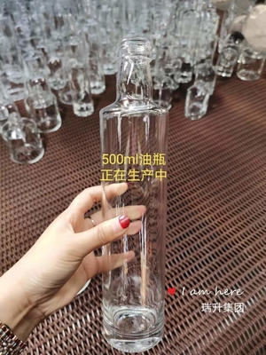 Bottiglia di vetro trasparente vuota da 750 ml di vodka liquore con tenuta di tipo sughero/vite/guala
