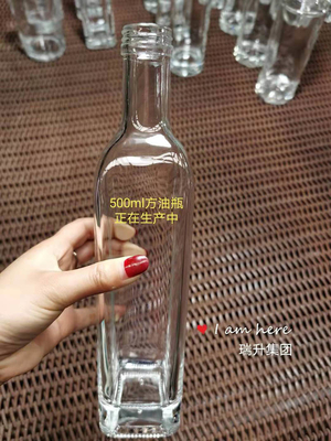 Bottiglia di vetro trasparente vuota da 750 ml di vodka liquore con tenuta di tipo sughero/vite/guala