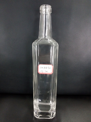 Bottiglia di vetro trasparente vuota da 750 ml di vodka liquore con tenuta di tipo sughero/vite/guala
