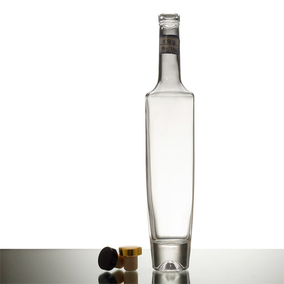 Bottiglia di vetro trasparente vuota da 750 ml di vodka liquore con tenuta di tipo sughero/vite/guala