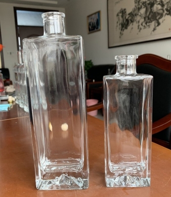 Materiale di vetro Super Flint Impressione su misura Bottiglia di vetro quadrata per bottiglia di gin di lusso