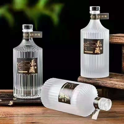 500 ml di materiale Super Flint Bottiglia di vetro bianco chiaro per vodka whisky gin