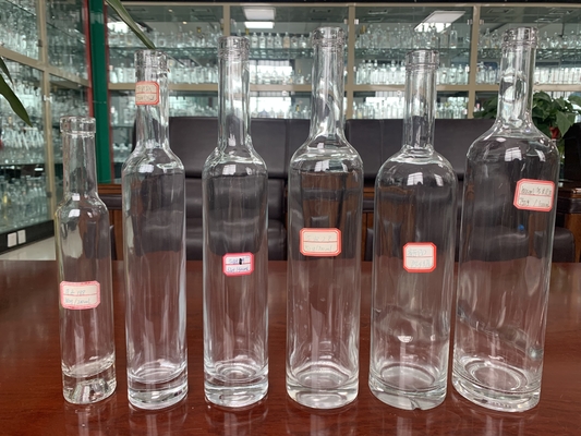 Bottiglia di vodka in vetro trasparente da 1 litro con trattamento superficiale del gelo e altri processi profondi