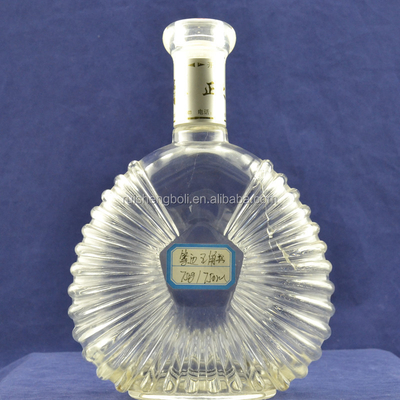 Bottiglia di vodka in vetro trasparente fatta in Ucraina con disegno congelato al CIF