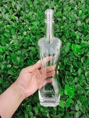 Manipolazione della superficie Decal Bottiglia di vetro di vodka per la forma del corpo femminile in materiale bianco cristallino