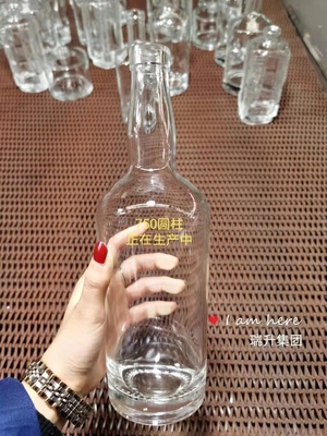 Bottiglie di vetro Super Flint per vodka whisky liquore in 500ml 700ml 75cl materiale ghiacciato