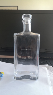 Materiale bianco cristallino Bottiglia di vetro quadrata 500 ml per alcolici Gin Rum Vodka Whiskey