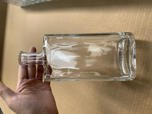 Materiale bianco cristallino Bottiglia di vetro quadrata 500 ml per alcolici Gin Rum Vodka Whiskey