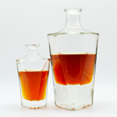Bottiglia di tequila a forma irregolare trasparente