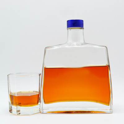 Bottiglia di tequila a forma irregolare trasparente
