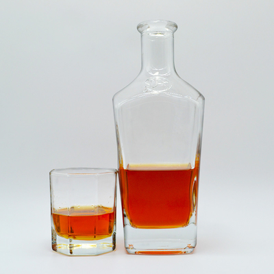 Bottiglia di tequila a forma irregolare trasparente