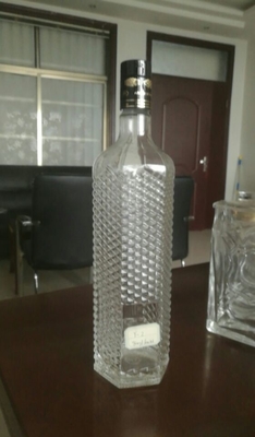 Bottiglia di vetro di liquore alto e sottile per whisky/brandy/vodka sigillata con tappo svoltato