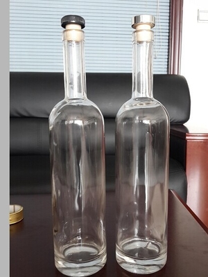 Bottiglia di vetro di liquore alto e sottile per whisky/brandy/vodka sigillata con tappo svoltato