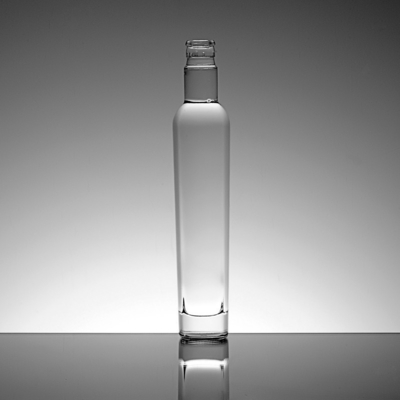 Bottiglia di vetro di liquore alto e sottile per whisky/brandy/vodka sigillata con tappo svoltato