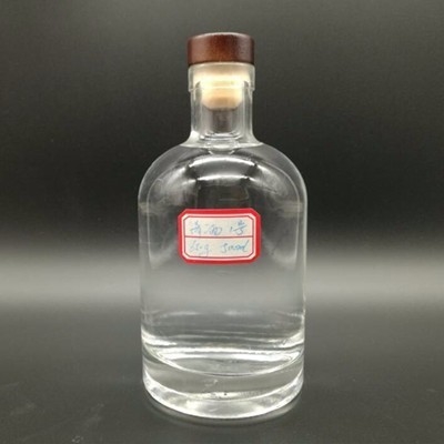Chiusure di bottiglie a cappuccio a vite 700ml Whiskey Chiare bottiglie di vetro vuote per vino OEM/ODM Benvenuto