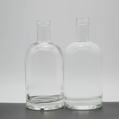 Chiusure di bottiglie a cappuccio a vite 700ml Whiskey Chiare bottiglie di vetro vuote per vino OEM/ODM Benvenuto