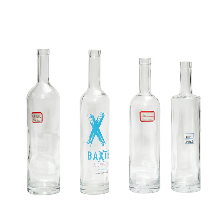Materiale in vetro Super Flint Custom 700ml Liquor Wine Gin Whisky Vodka Spirits Bottiglia di vetro con tappo di sughero