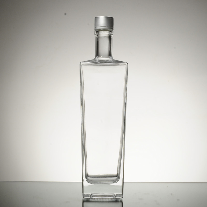 500 ml 700 ml 750 ml bottiglia di vetro quadrata da 1 litro di materiale bianco cristallino per liquori