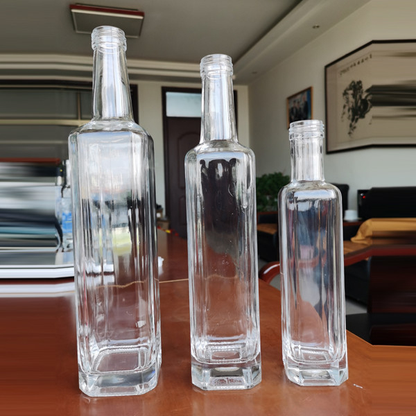 Bottiglia di vetro trasparente vuota da 750 ml di vodka liquore con tenuta di tipo sughero/vite/guala