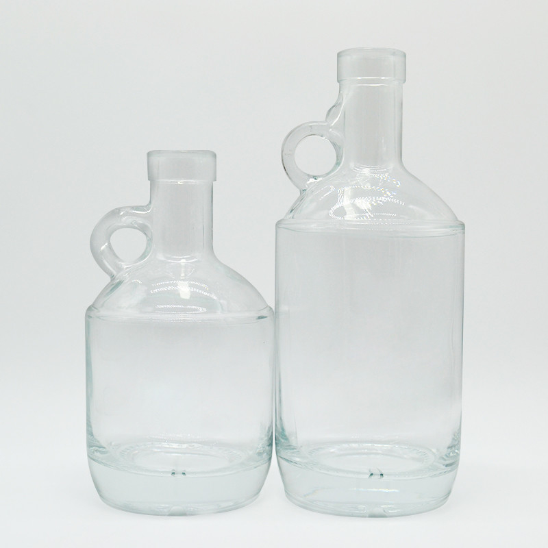 Bottiglia di vetro da 500 ml per il deposito di liquori californiani con sigillo di sughero e maniglia per le orecchie